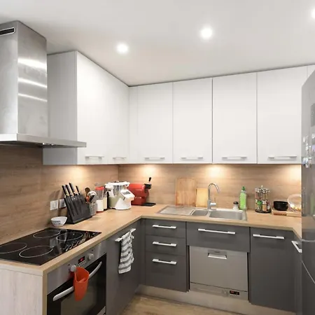 Апартаменты Nice Design Apt With Balcony In The Heart Of Paris Париж